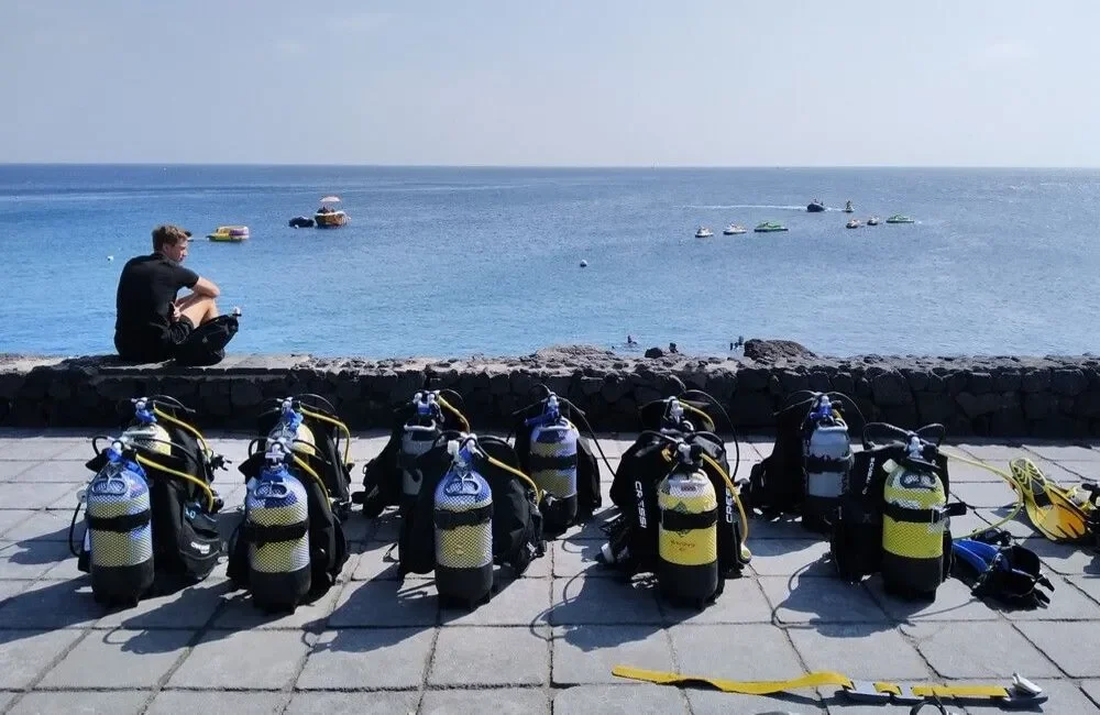ACTIVE SCUBA DIVERS